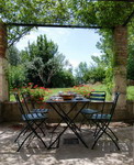 L'ombra davanti all'ingresso dell'agriturismo Pergola a 200 m. dalle Terme di Saturnia, in Toscana